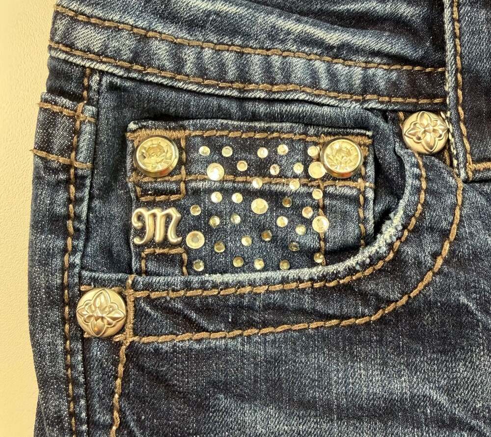 Miss Me Mid-Rise Easy Denim Shorts Rhinestone Studded Size 28 JE8361EH - Picture 4 of 11